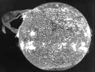 а - протуберанец энергии от солнца (снимок космического телескопа Хаббл)